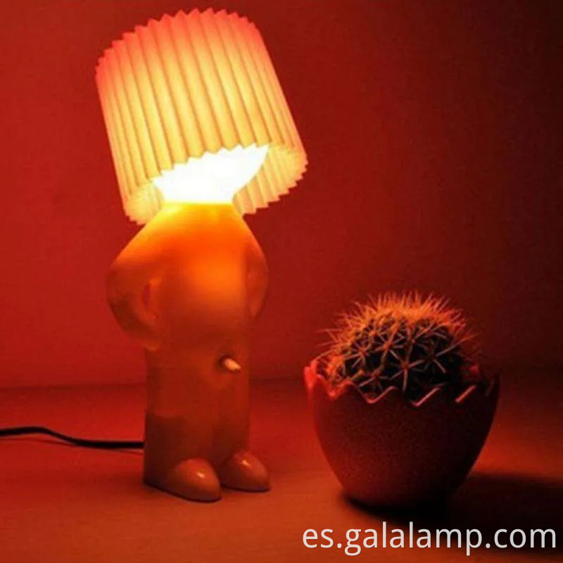 Lindo chico tímido lámpara de mesa led luz nocturna